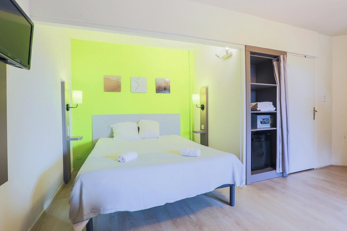 In-room safe, blackout curtains, soundproofing, WiFi
