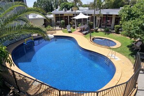 Outdoor pool - Jacksons Motor Inn (Glen Osmond)