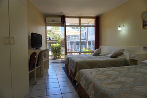 Escritorio, espacio para trabajar con laptop y wifi gratis