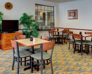 Free daily buffet breakfast  - Quality Inn & Suites Glen Rose (Glen Rose)