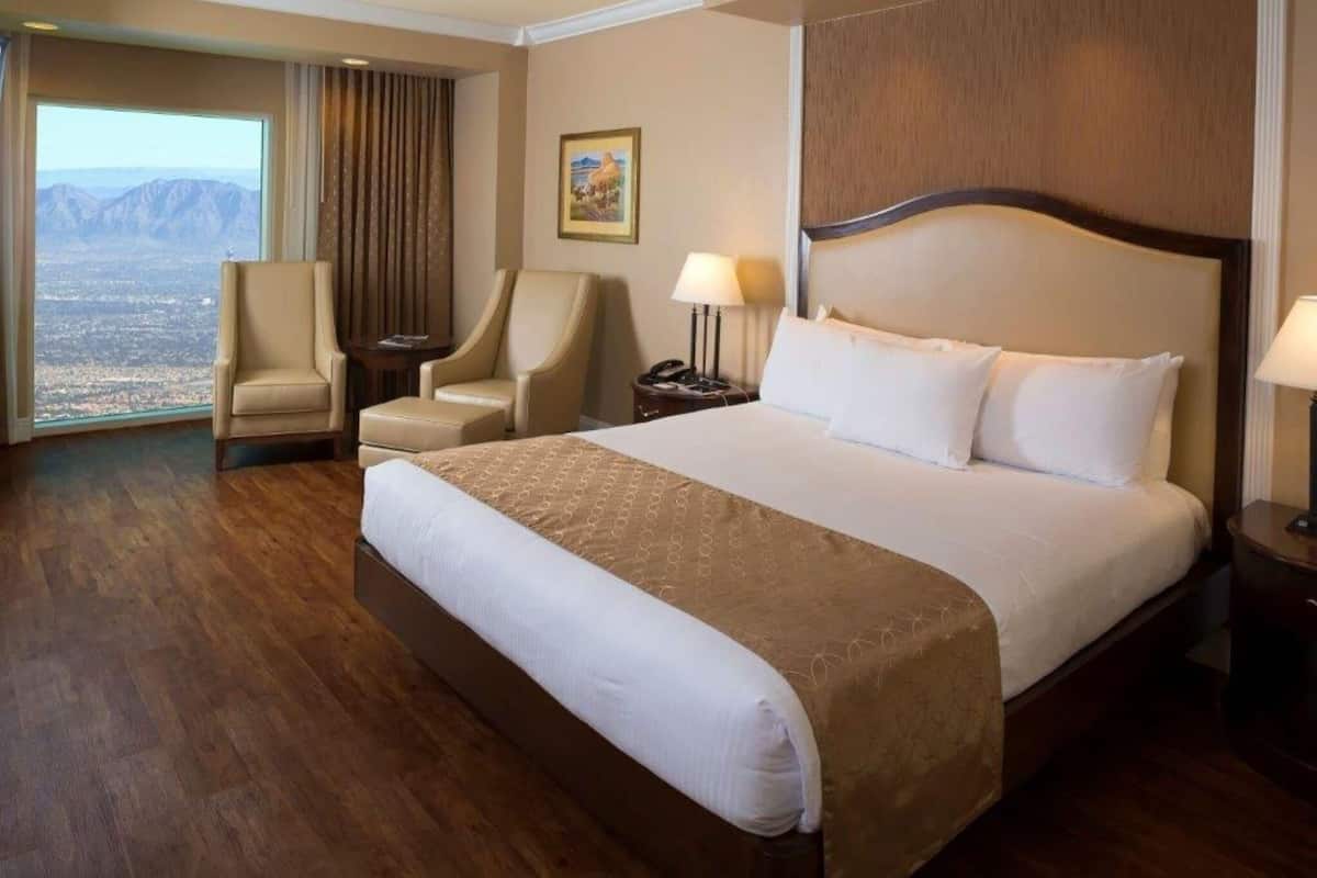 Bộ đồ giường cao cấp, két bảo mật tại phòng, bàn