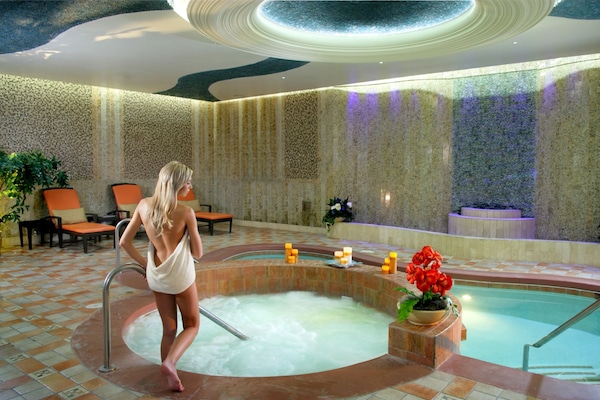 Salas para tratamentos a dois, sauna seca, banheira de hidromassagem