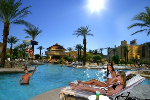 Kolam renang outdoor, dengan payung kolam renang dan kursi berjemur