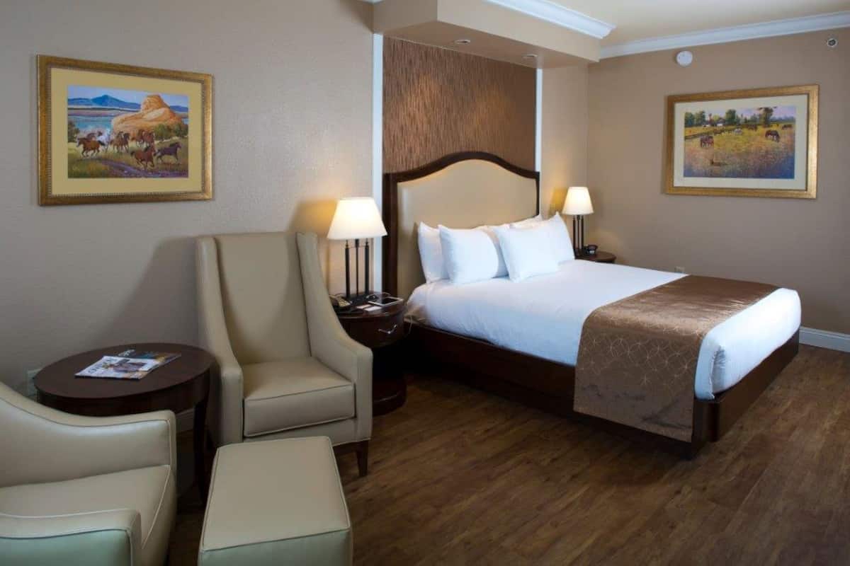 Premium bedding, in-room safe, desk, laptop workspace