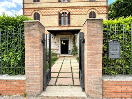Exterior. Villa Raffaello Park Hotel