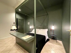 أسرّة بطبقة علوية مريحة وميني بار وخزنة داخل الغرفة ومكتب