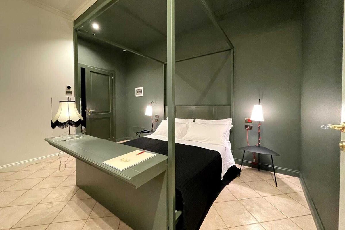 Camas con pillow-top, minibar y caja de seguridad en la habitación 