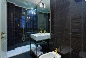 Dusche, Haartrockner, Handtücher