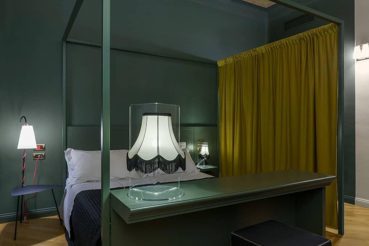 deluxe double or twin room | pillow-top beds, minibar, in-room safe, desk