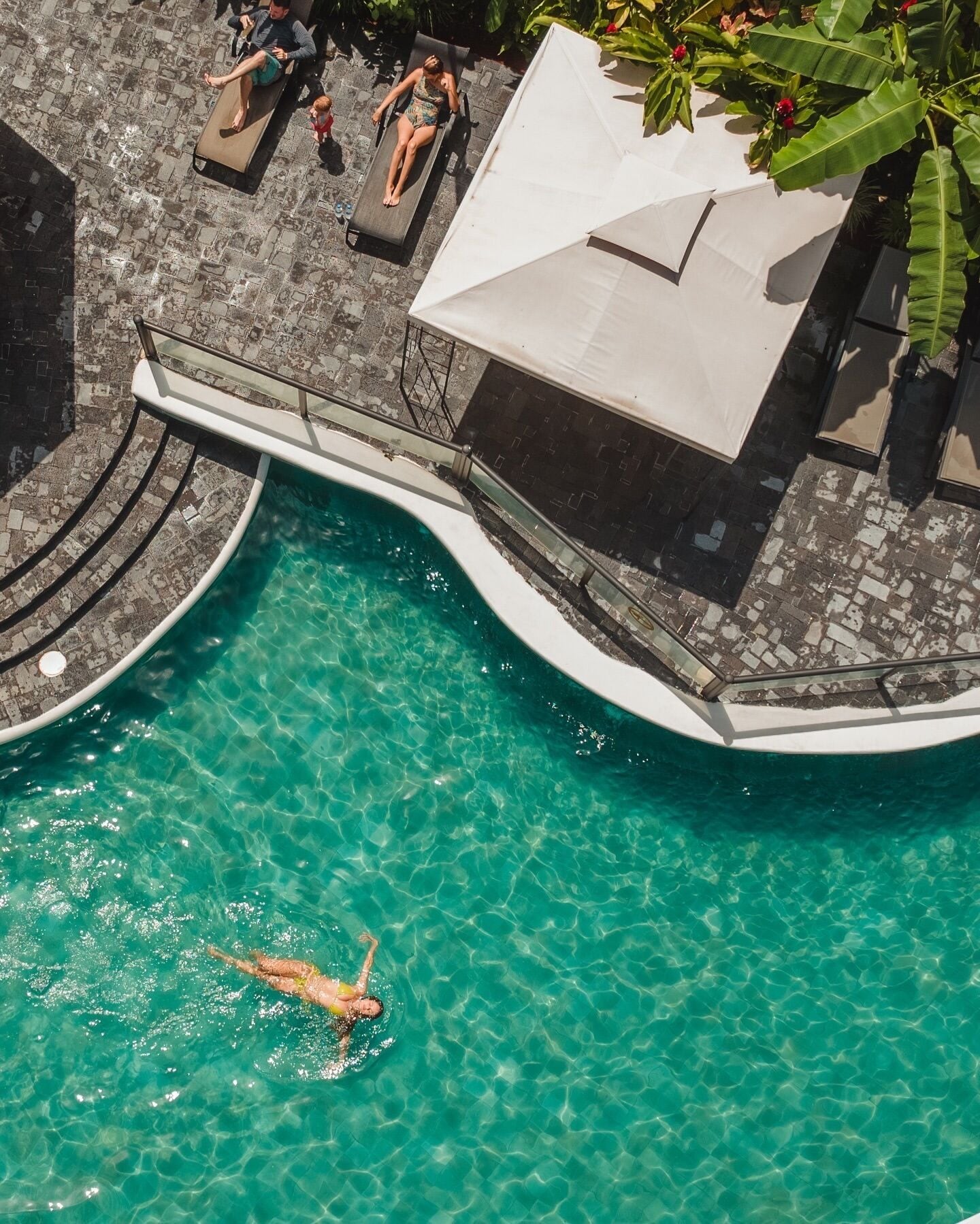 Innenpool, Außenpool, Liegestühle