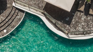 Innenpool, Außenpool, Liegestühle