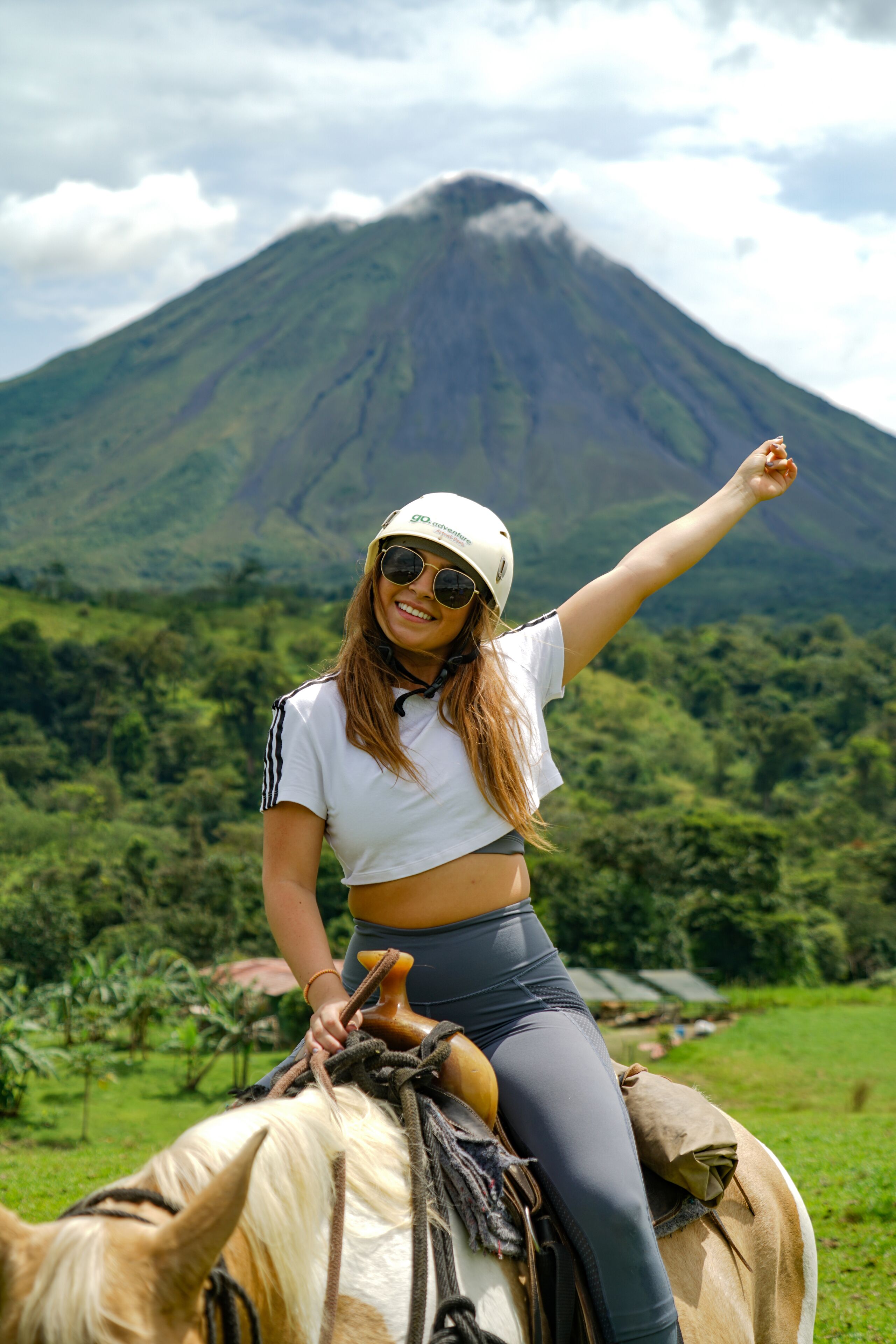 Una persona montando a caballo con un paisaje montañoso de fondo.