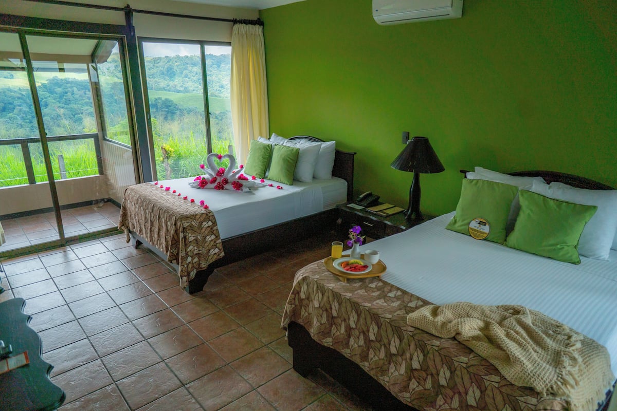 Ropa de cama de alta calidad, edredón, camas con pillow-top y minibar