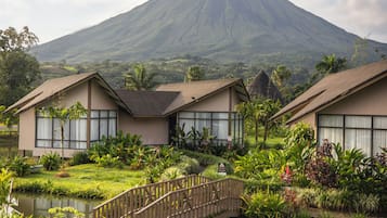 Deluxe | Premium bedding, down comforters, pillowtop beds, minibar