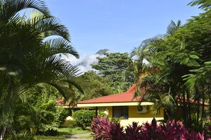 Kahden hengen standard-huone, 2 parisänkyä | Tallelokero huoneessa, työpöytä