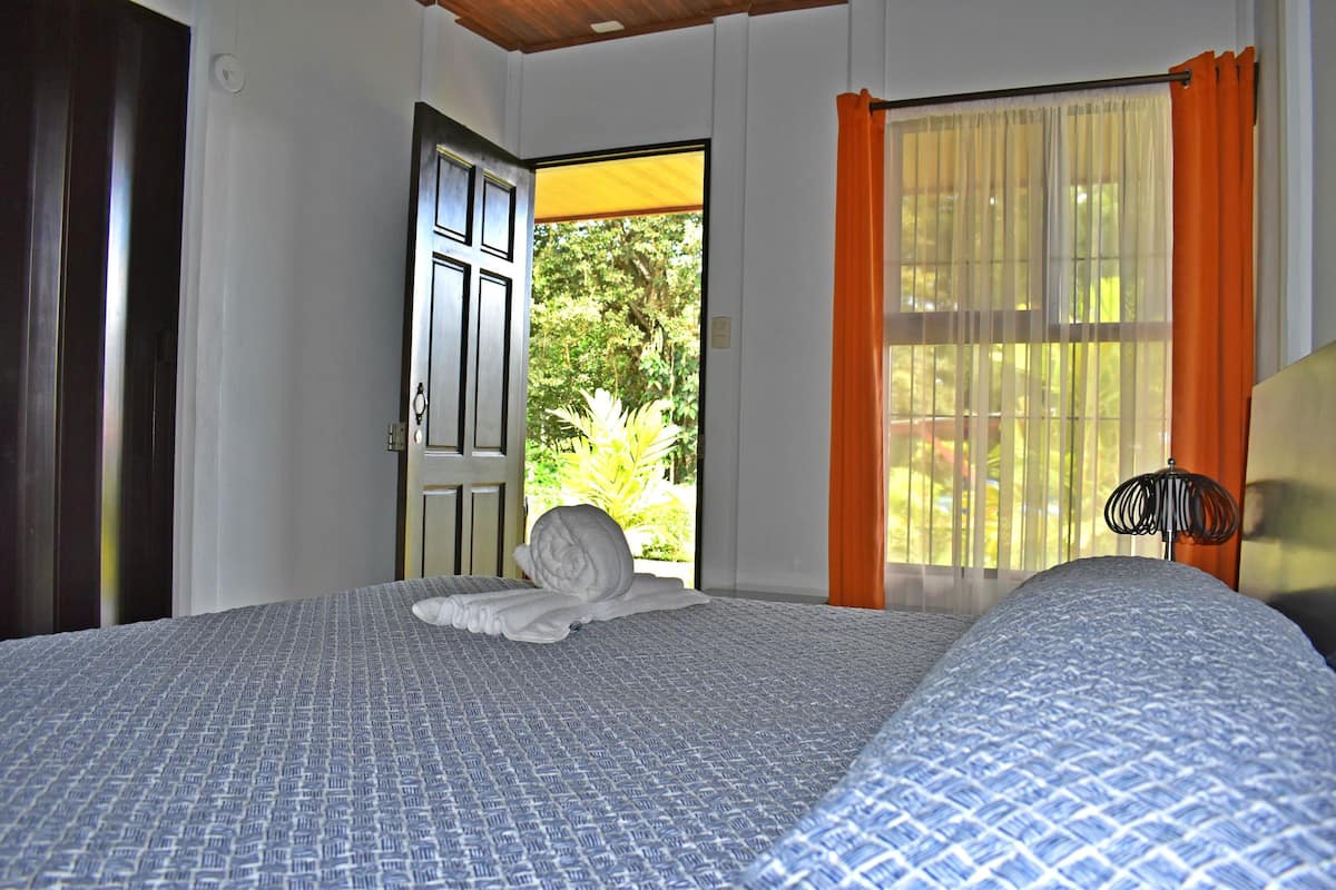 セーフティボックス (室内)、デスク、ノートパソコン用作業スペース、WiFi (無料)