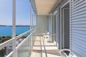 A balcony with a clear view of the sea and distant land. - Hotel Punta (Vodice)