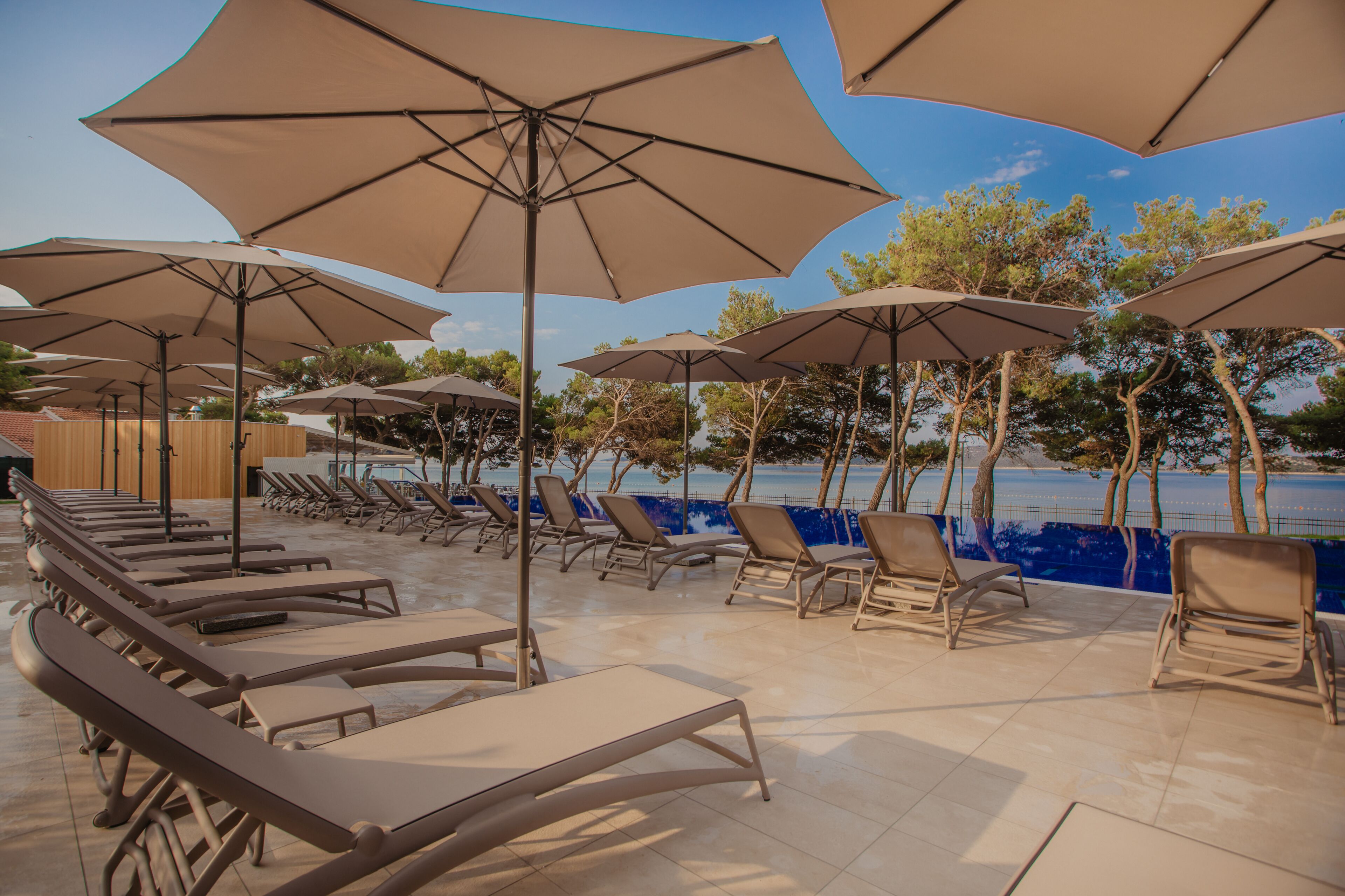 Una piscina al aire libre de temporada, camas de piscina con cargo