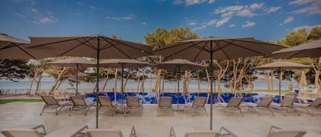 Alberca al aire libre por temporada y camas balinesas (con cargo)