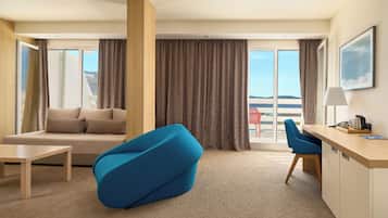 Familie suite, uitzicht op zee | Badkamer | Een douche, een haardroger, pantoffels, handdoeken