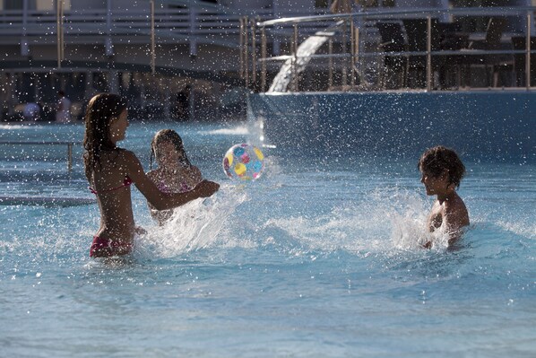 A swimming pool with people playing with a ball. - Hotel Olympia (Vodice)