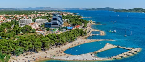 Sulla spiaggia, lettini da mare, ombrelloni