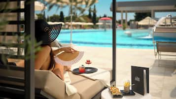 Piscine couverte, 2 piscines extérieures, parasols de plage