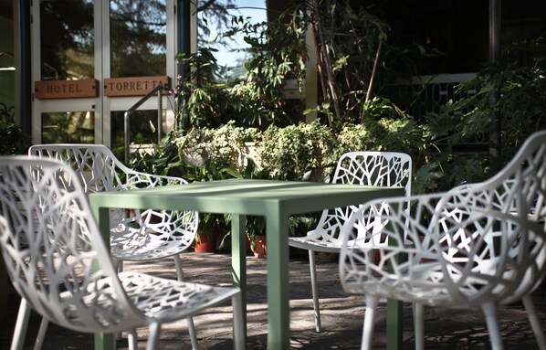 Petit déjeuner buffet (5 EUR par personne)