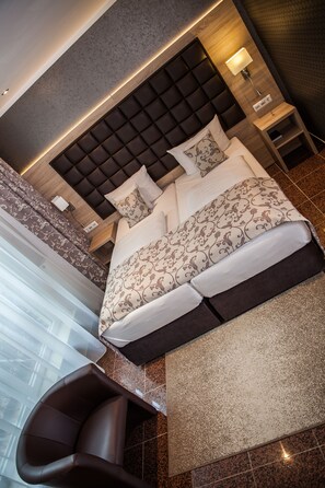 Premium bedding, pillow-top beds, minibar, in-room safe