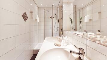 Familienzimmer | Badezimmer | Dusche, Designer-Toilettenartikel, Haartrockner, Handtücher