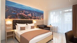 Comfort-Dreibettzimmer, 1 Queen-Bett und Schlafsofa | Hochwertige Bettwaren, Pillowtop-Betten, Minibar, Zimmersafe