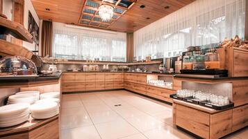 Tägliches Frühstücksbuffet (10 EUR pro Person)