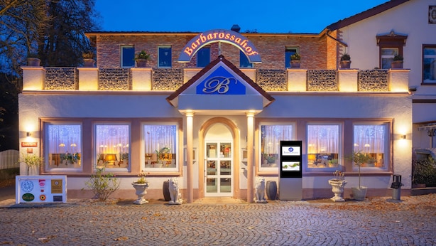 Un bâtiment à deux étages sur lequel on peut lire l’inscription « Barbarossahof ».