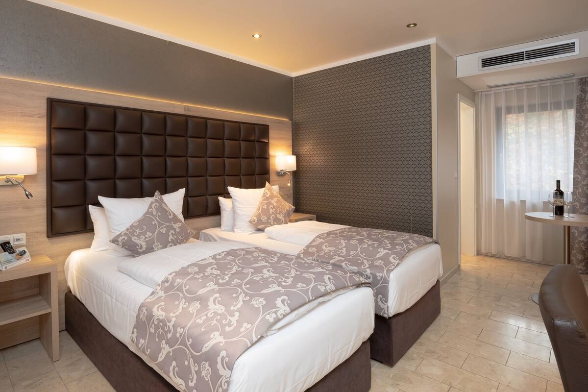 Habitación estándar con 1 cama doble o 2 individuales | Ropa de cama de alta calidad, colchones con acolchado adicional, minibar