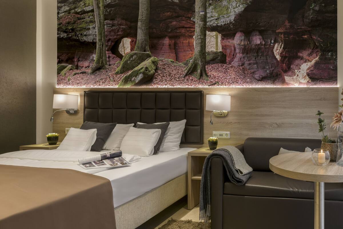 Habitación triple Confort, 1 cama de matrimonio con sofá cama | Ropa de cama de alta calidad, colchones con acolchado adicional, minibar