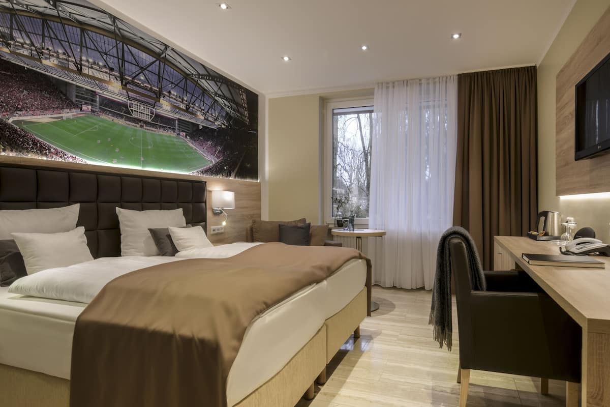 Habitación Confort con 1 cama doble o 2 individuales | Ropa de cama de alta calidad, colchones con acolchado adicional, minibar