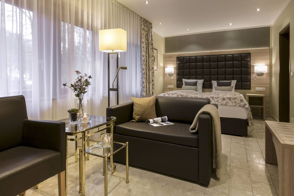 Suite junior | Ropa de cama de alta calidad, colchones con acolchado adicional, minibar