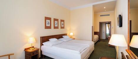 Habitación triple | Ropa de cama de alta calidad y minibar
