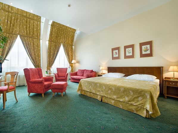 Junior Suite | Premium bedding, minibar, in-room safe, desk - EA Hotel Rokoko (Prague)