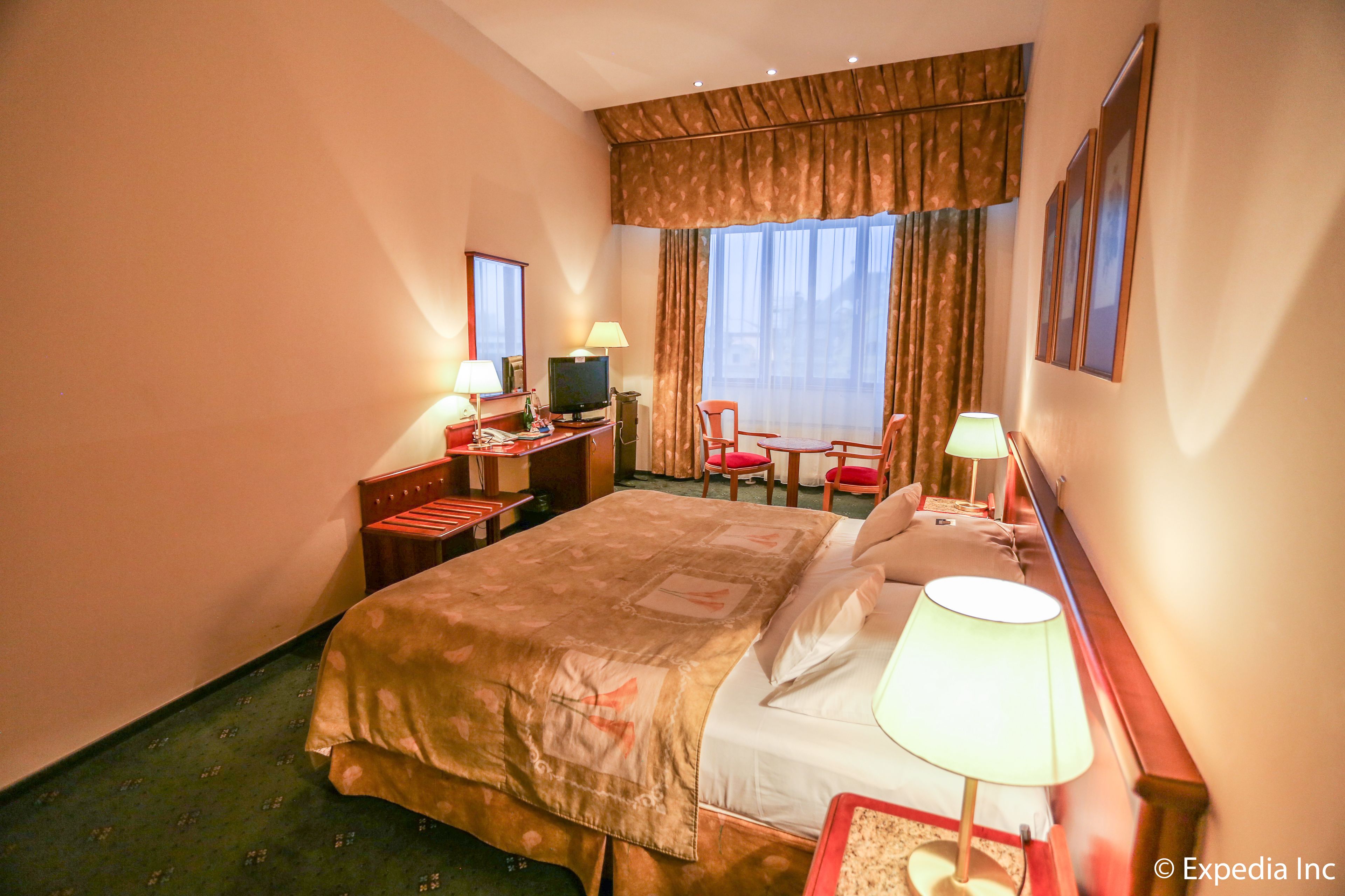 standard double room | premium bedding, minibar, in-room safe, desk