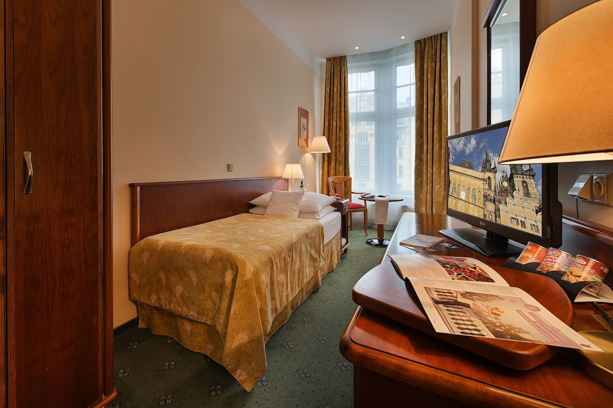 1 bedroom, premium bedding, minibar, in-room safe