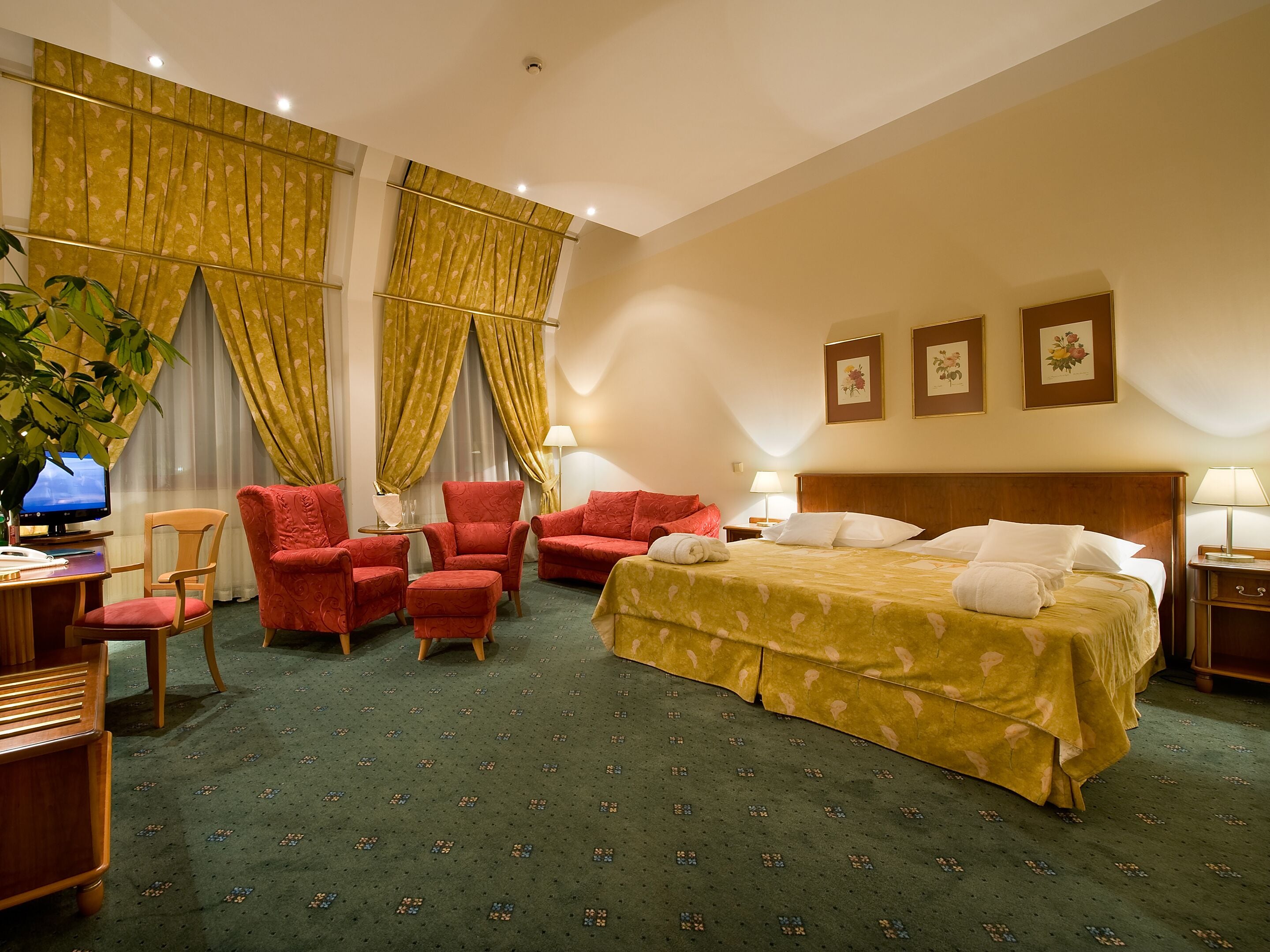 junior suite | premium bedding, minibar, in-room safe, desk