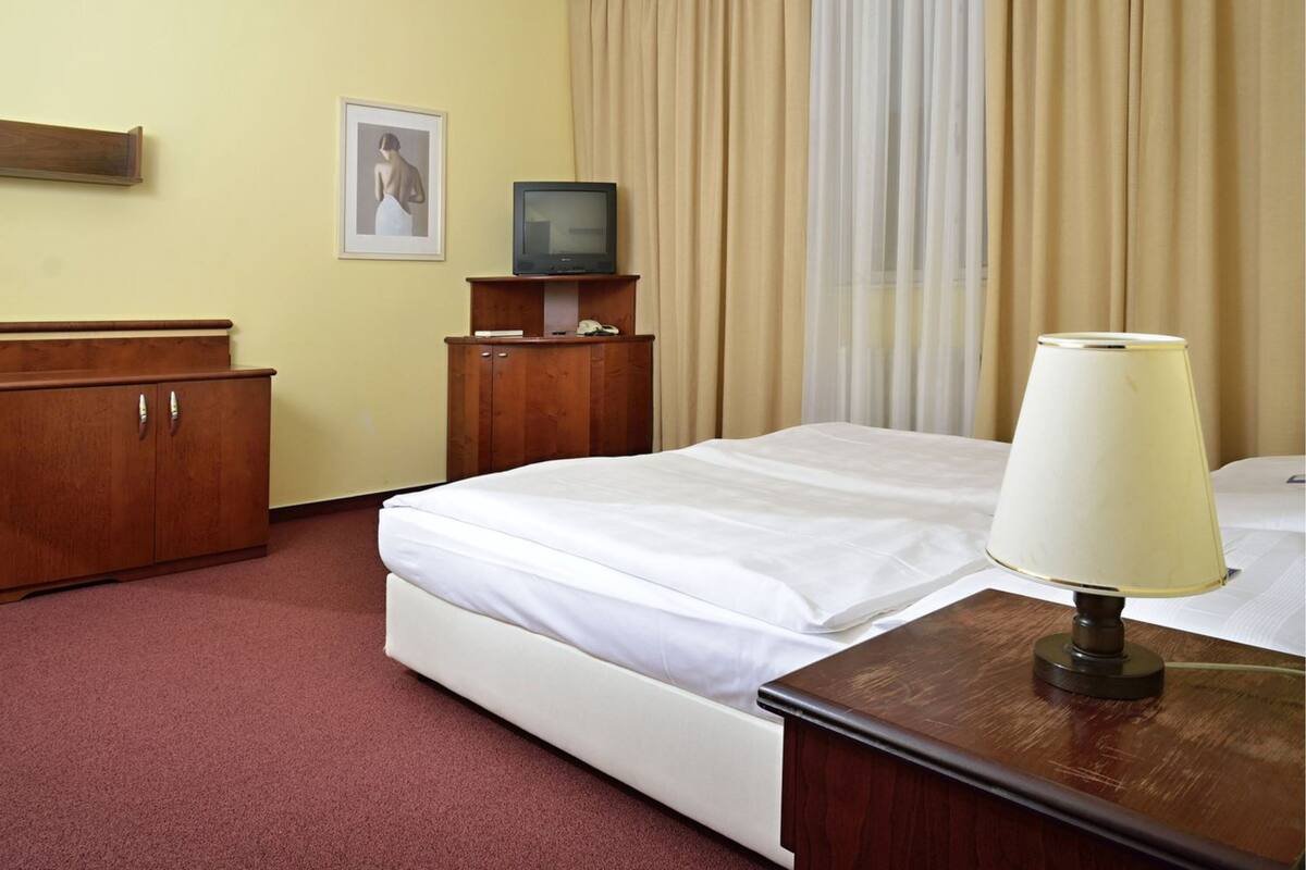 Quarto casal conforto | 1 quarto, escrivaninha, ferros/tábuas de passar roupa, Wi-Fi de cortesia