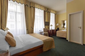 Caja de seguridad en la habitación, escritorio y cortinas blackout 