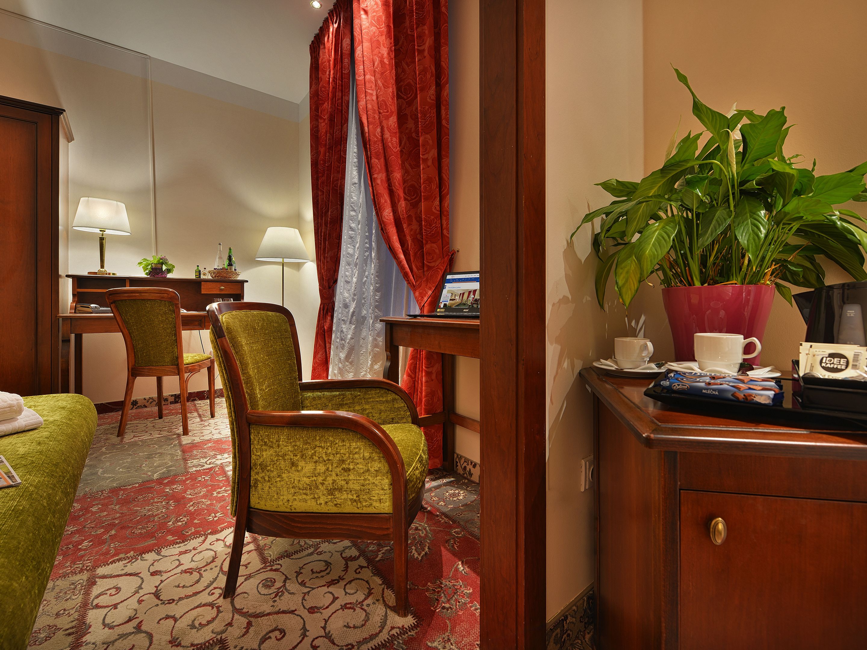 junior suite | in-room safe, desk, free cots/infant beds, free wifi