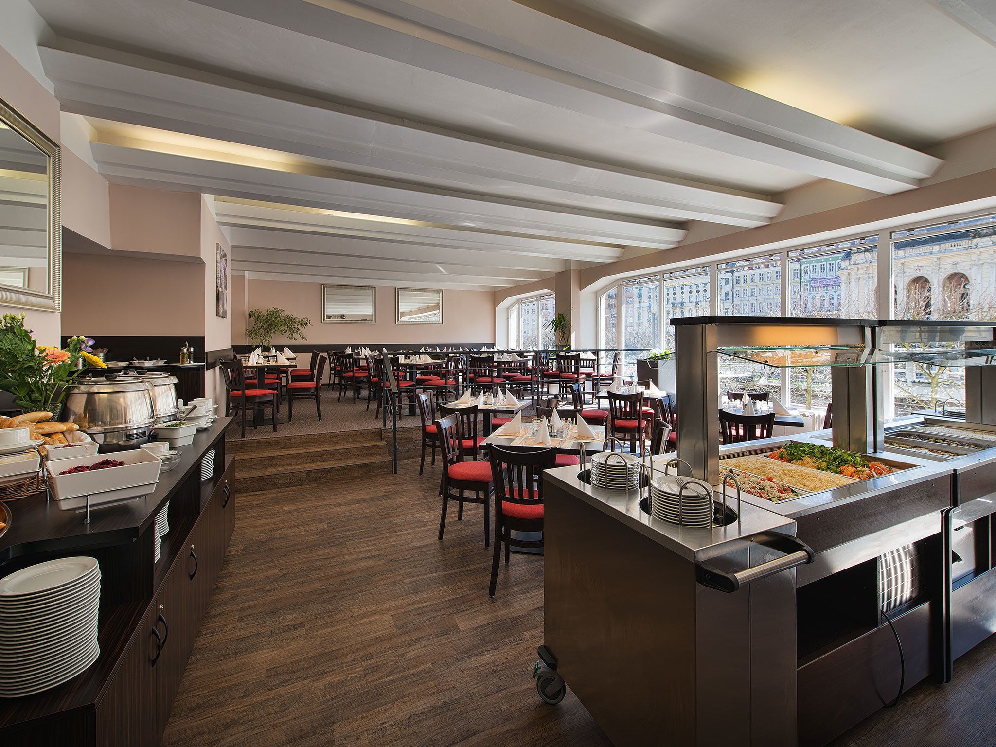 2 restaurants, lunch, dinner served; international cuisine