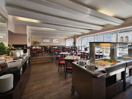 2 restaurantes: opção de almoço e jantar