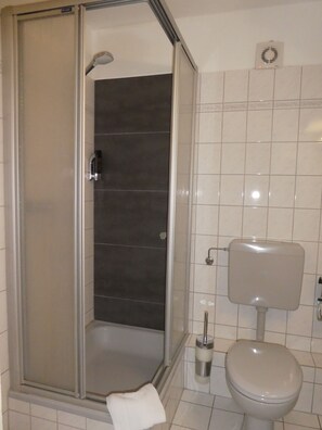 Triple Room | Bathroom | Hair dryer, towels - Hotel Terminus (Düsseldorf)