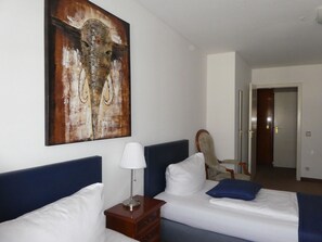 Triple Room | In-room safe, desk, free cribs/infant beds, rollaway beds - Hotel Terminus (Düsseldorf)