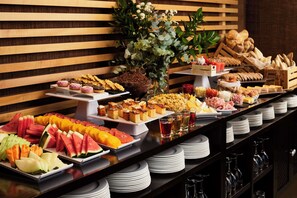 A buffet with various food items and beverages. - NH Alcorcón (Alcorcon)